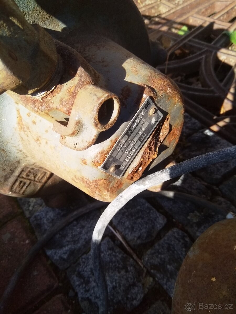 Stará litinová tovární světla. - 3