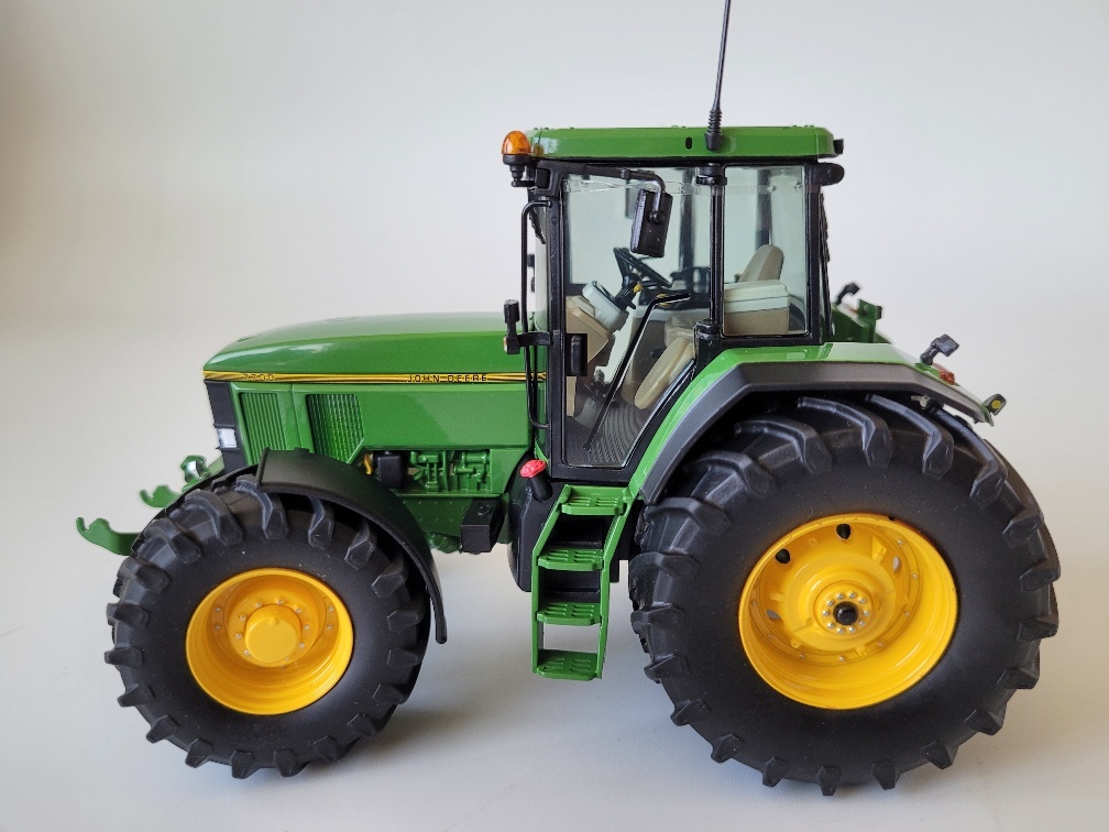 TRAKTOR JOHN DEERE 7700 MĚŘÍTKO 1:32 - 3