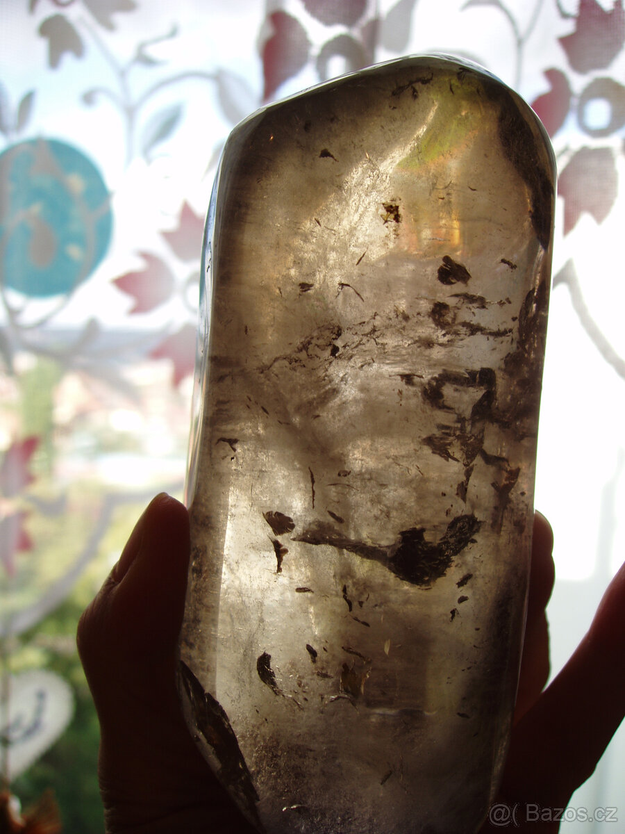 Krásná velká Záhněda jako světelný hladký krystal - 3