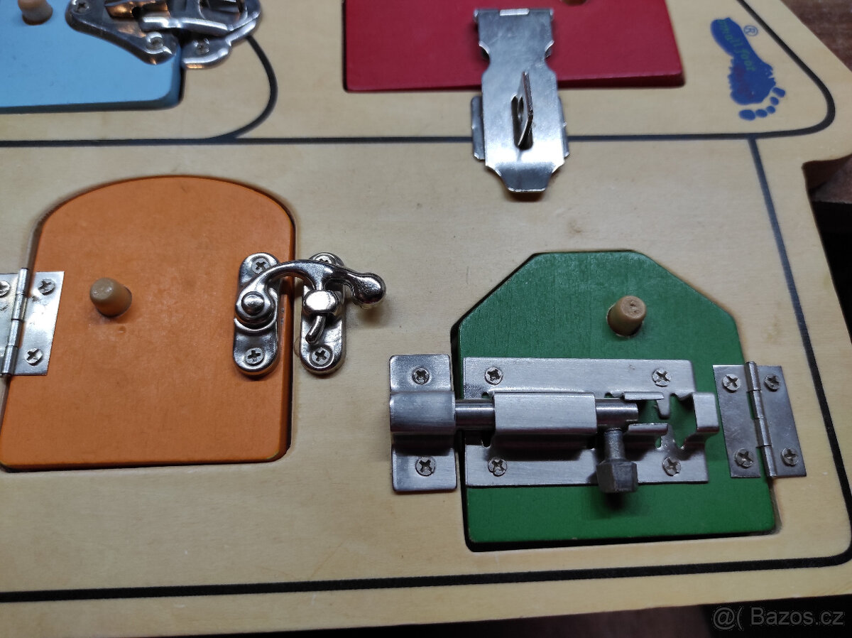 SMALL FOOT domek se zámky - 3