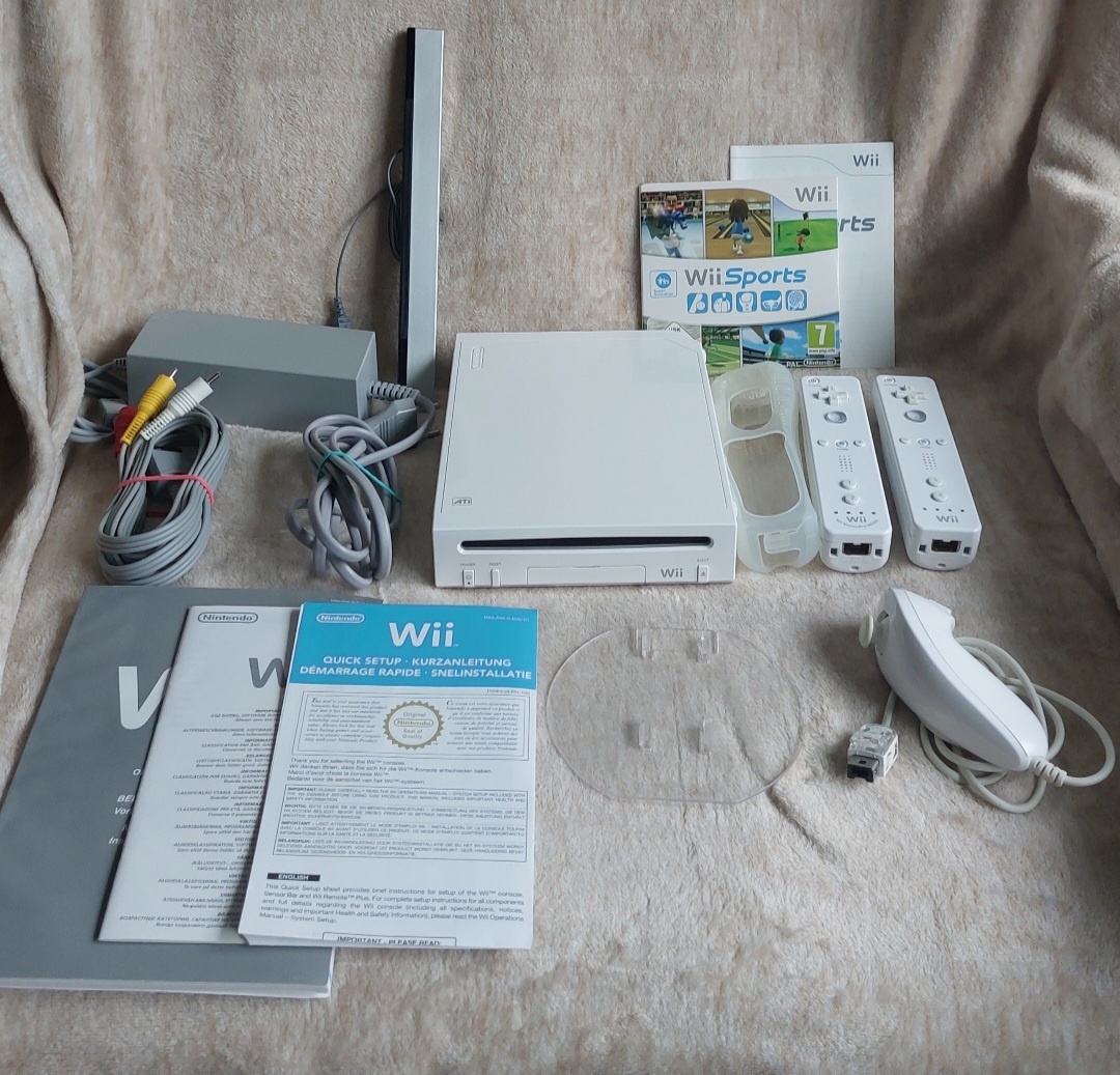 Nintendo Wii, dva ovladače, volant a Wii Sports - 3
