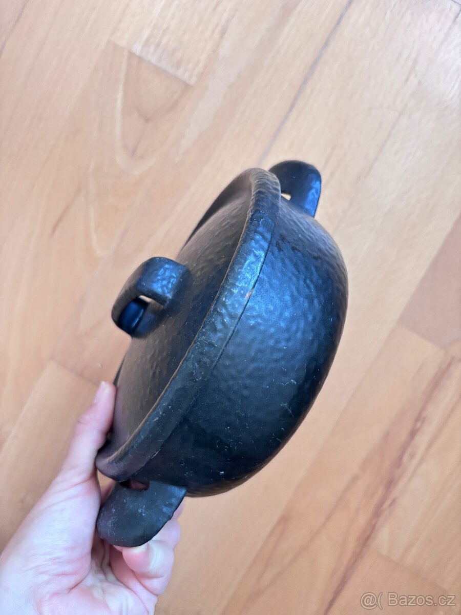 Maly litinovy hrnec - 3