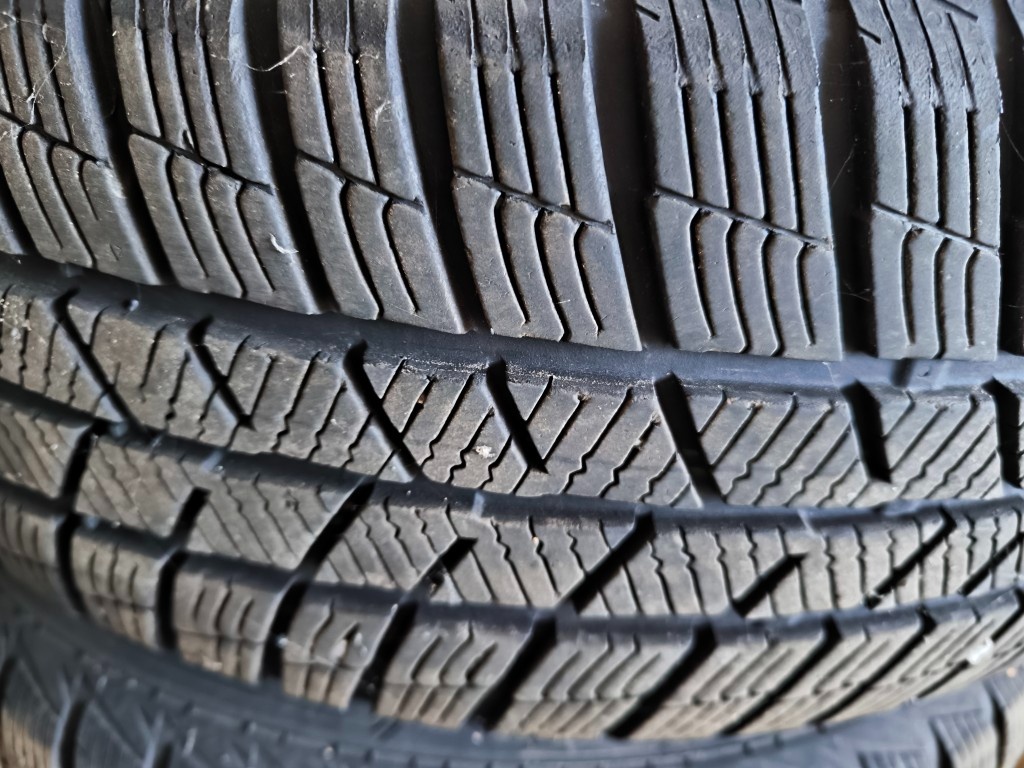 Alu kola Dezent 7J17 ET40 5x112, zimní pneu, Tiguan, Kodiaq - 3