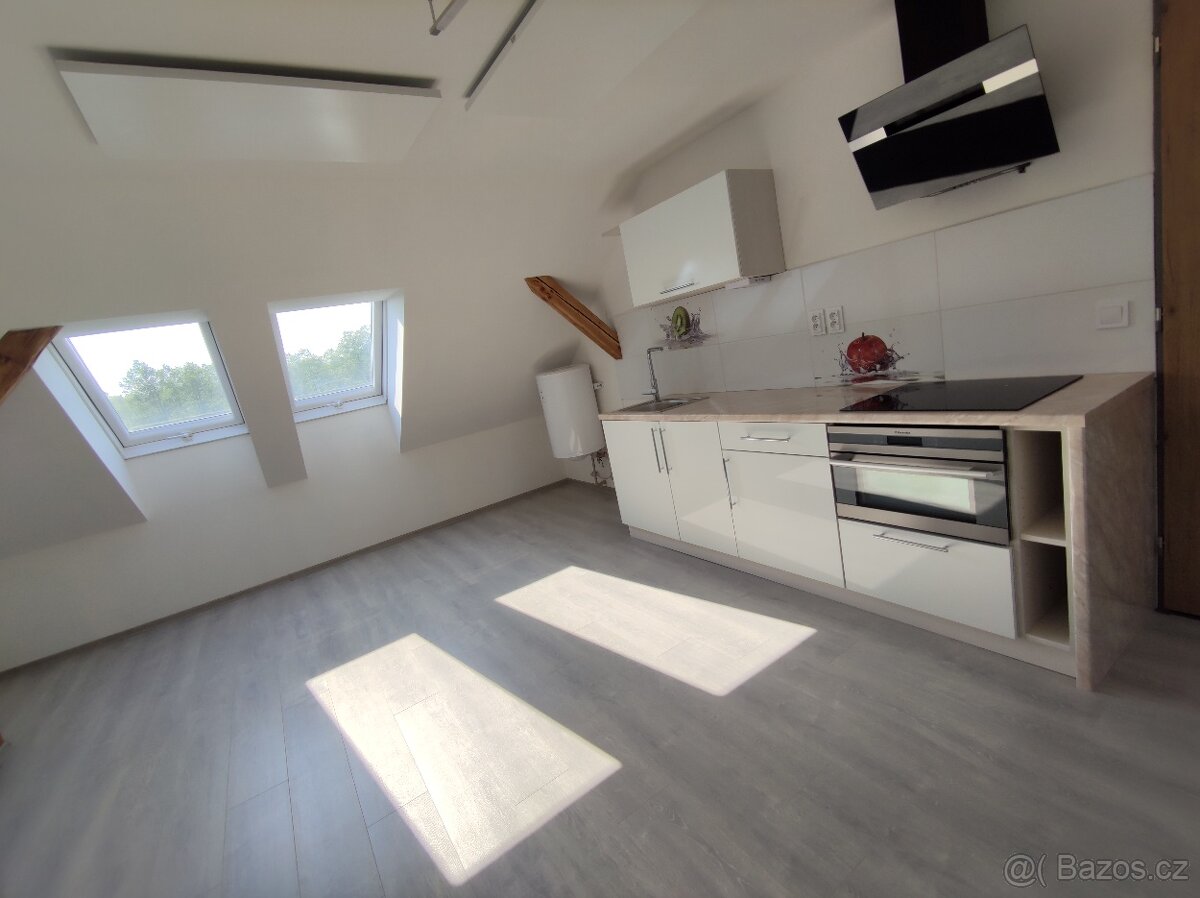 Pronajmu nový, podkrovní byt 1+kk v Mimoni, ul. Lužická 105 - 3