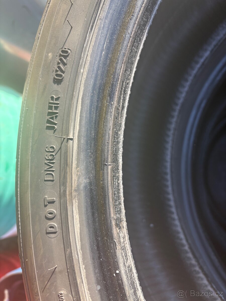 Pneu 245/40R19 - 3