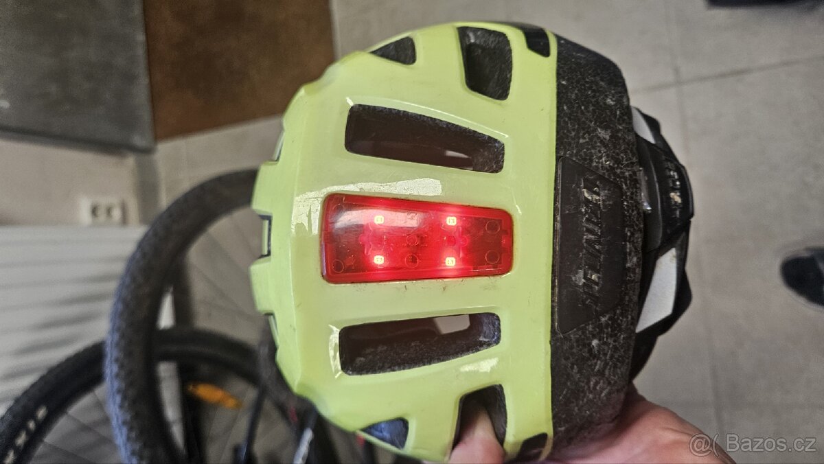 Dětská cyklistická helma Specialized SHUFFLE CHILD LED
- 3