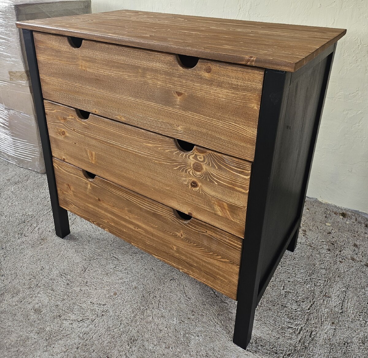 Dřevěná komoda Ikea Bialit po úpravě - 3