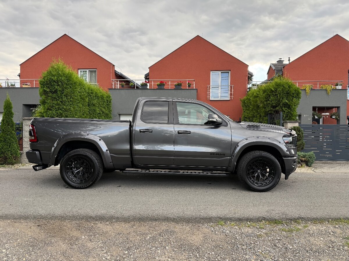 DODGE RAM PENTASTAR 6 míst QUAD CAB
