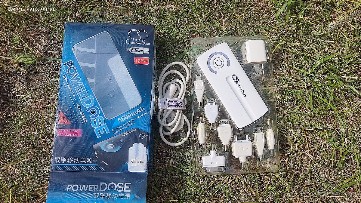 Powerbanka CS, 5600mAh, USB, sada konektorů a svítilna, bílá - 3