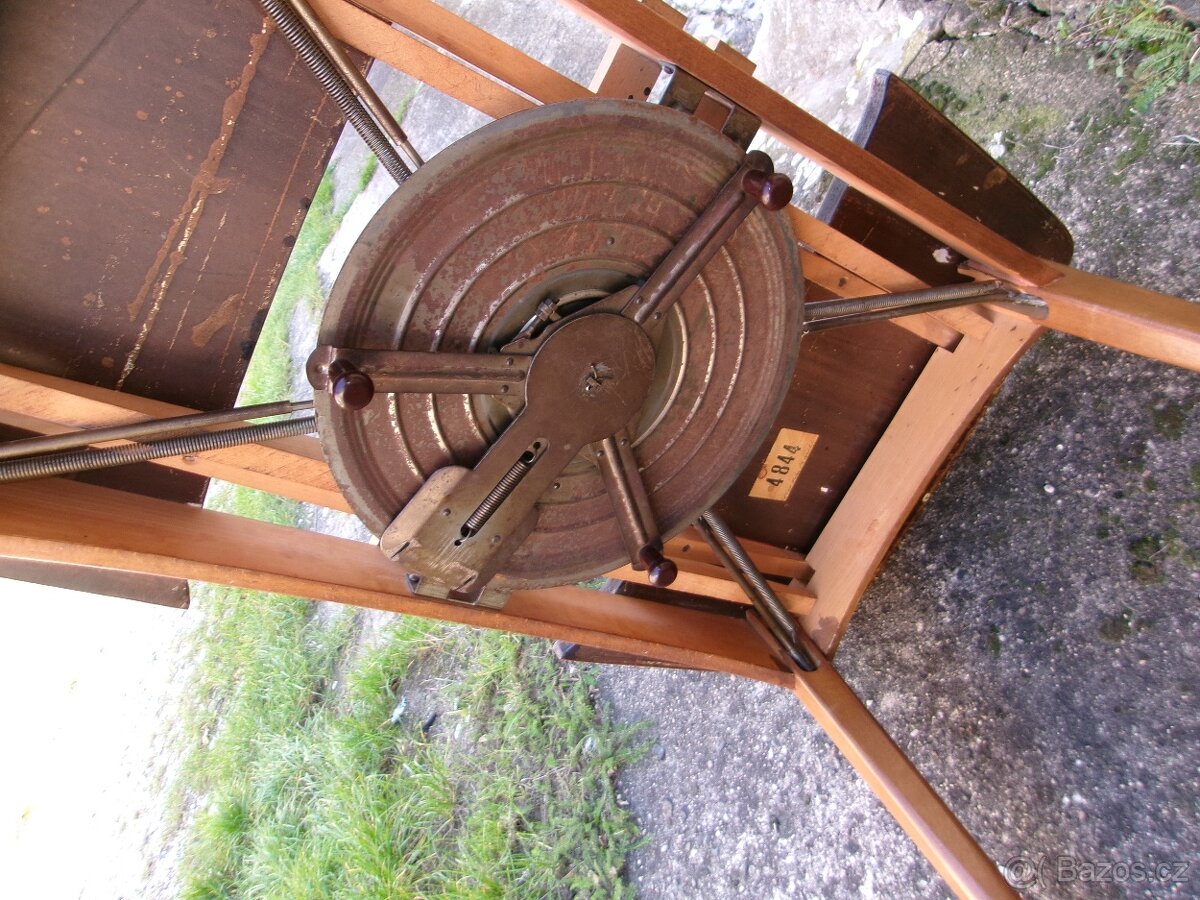 starý peřinák a stůl - 3