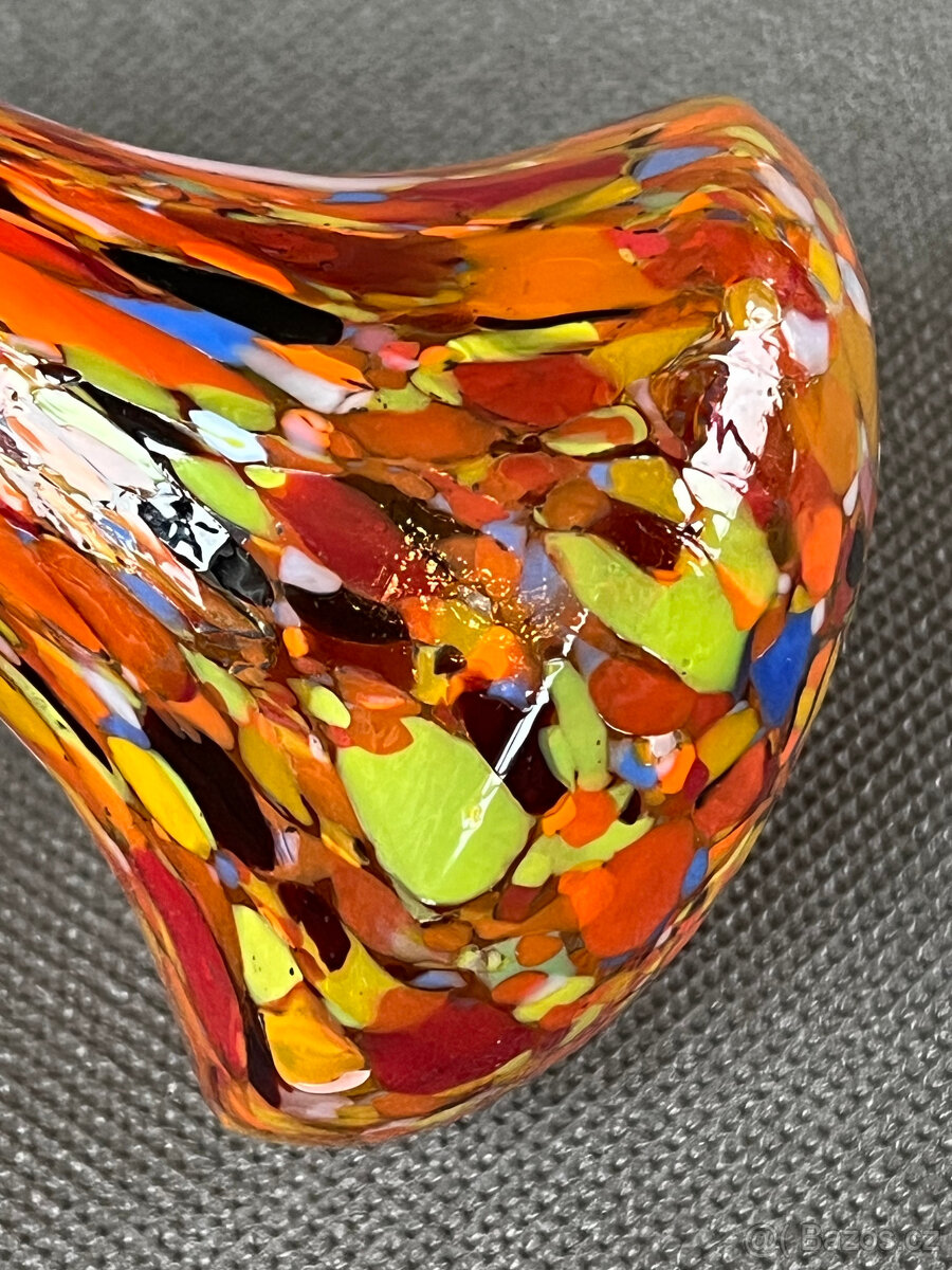 Starožitná malá váza 9.5 cm, barevné brokové sklo - 3