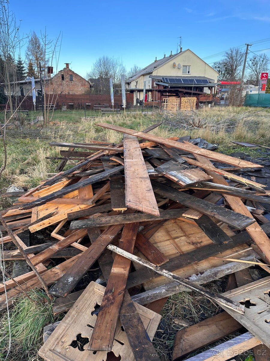 Dřevo z demolice baráku. - 3