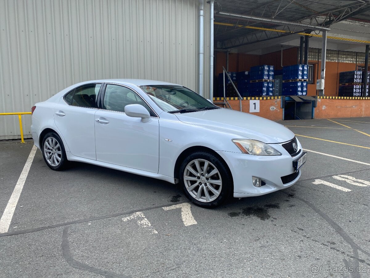 Lexus is220D rok výroby 2011 - 3