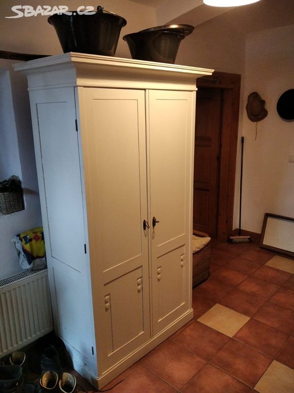 Stará velká dřevěná šuplíková skříň se zámkem - 3