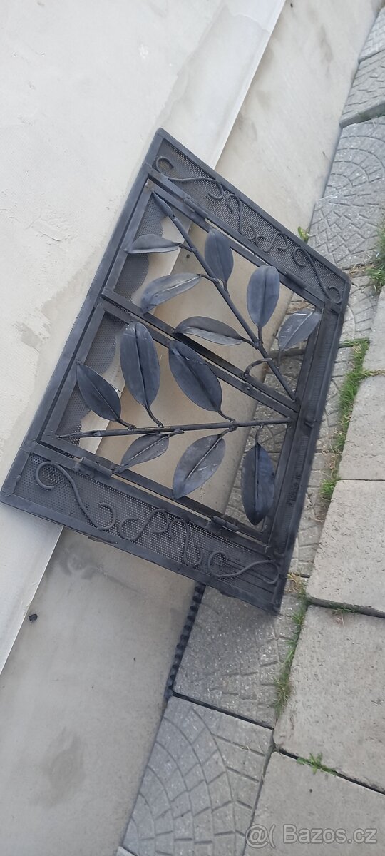 Kovaná okenní mříž 92 × 64 cm - 3