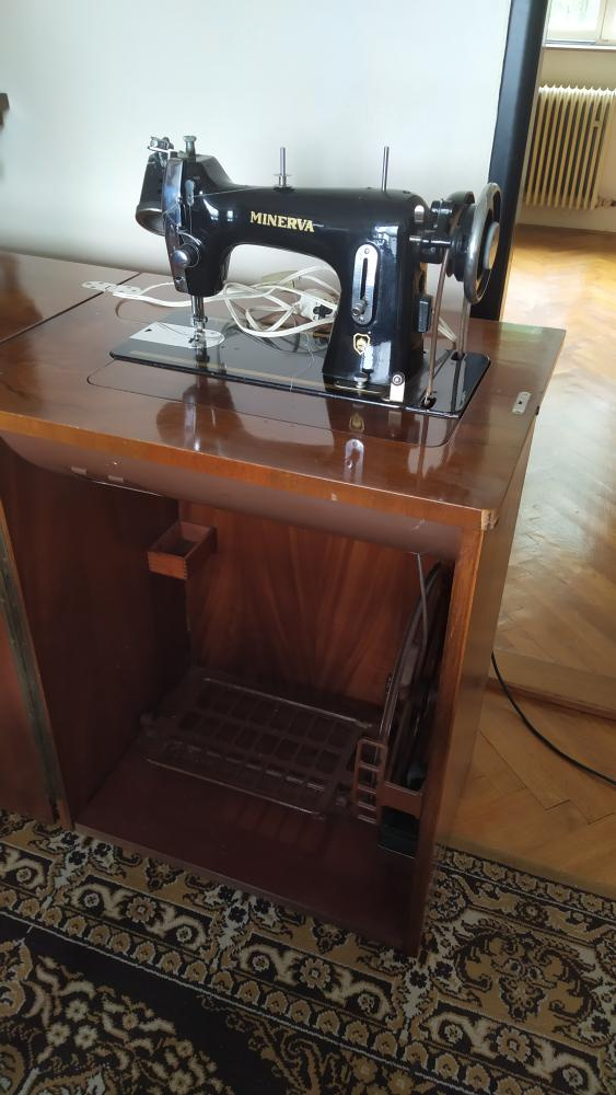 Prodám skříňkový šicí stroj Minerva - 3
