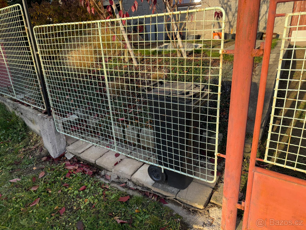 Kovová vrata, branka, plotová pole s žebříkovým výpletem - 3