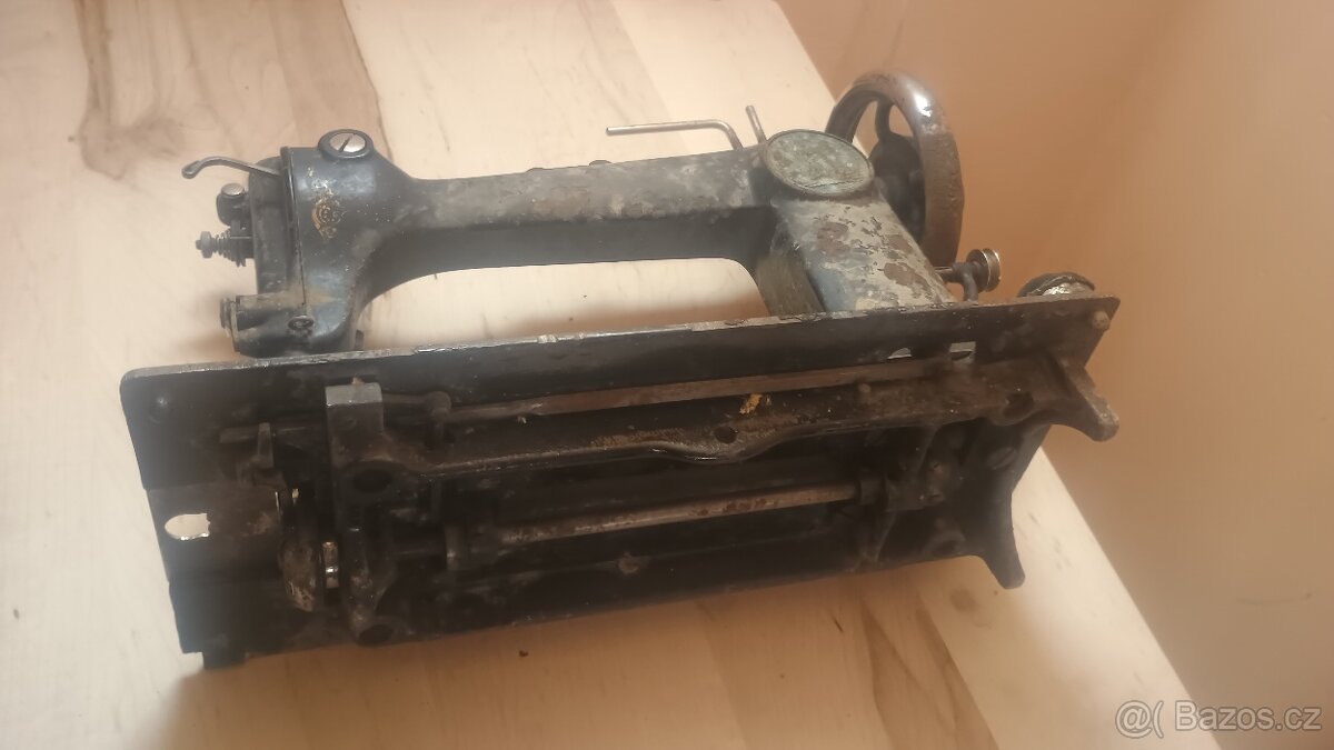 Starý šicí stroj Minerva - 3