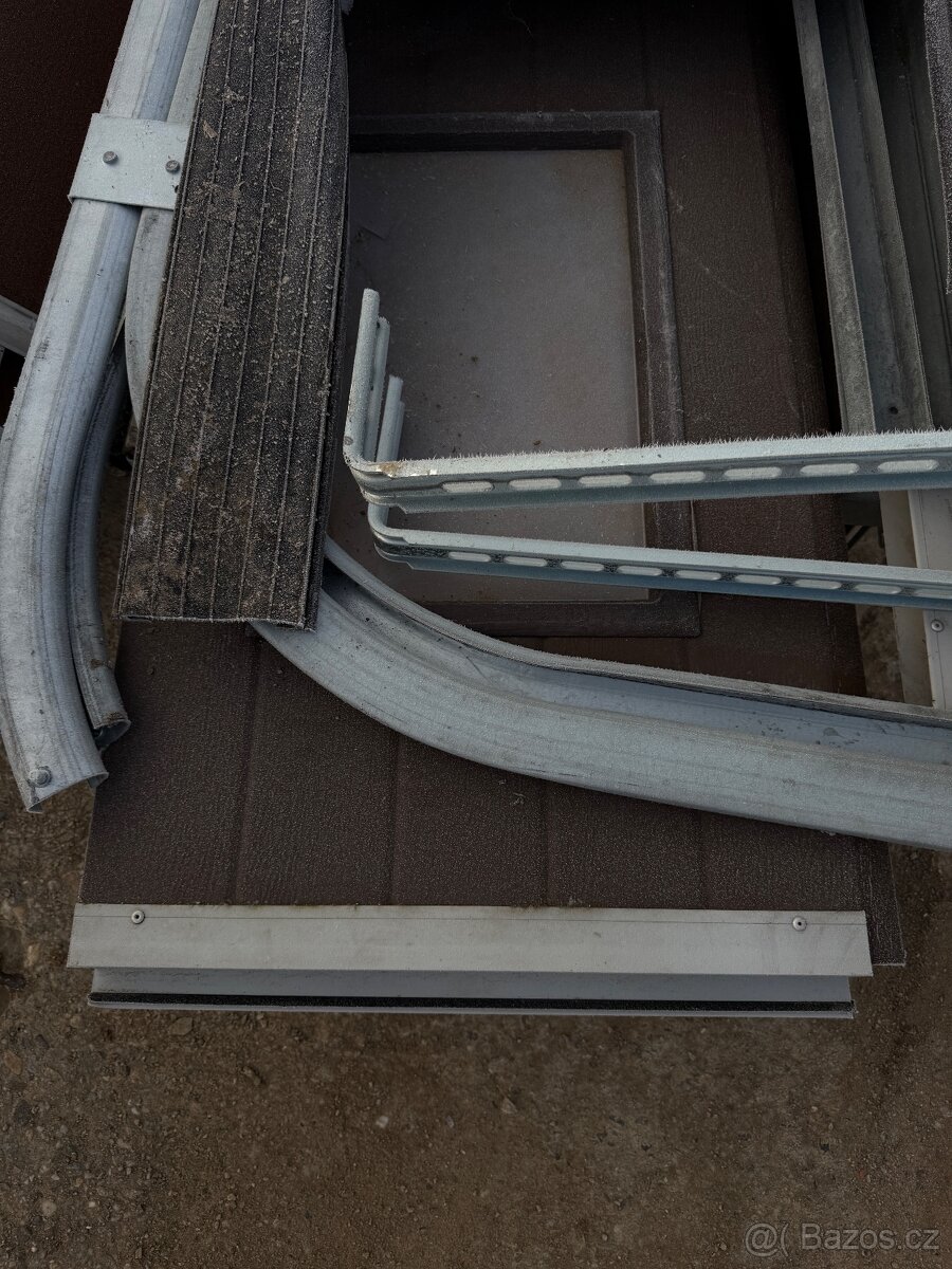 sekční vrata s dveřmi a okny - 3