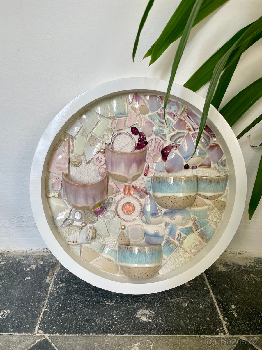 Mozaika z keramických hrnečků, střepů, skleněných korálků a - 3