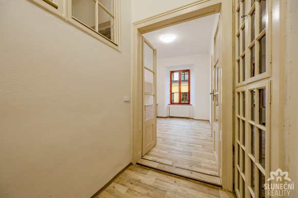 Prostorný byt 2+1 v historickém činžovním domě, 84 m², centr - 3