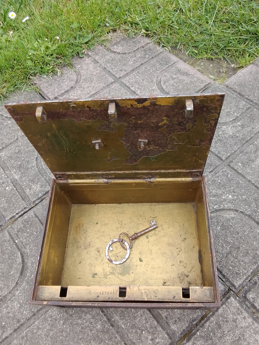 Starožitný příruční trezor - 3