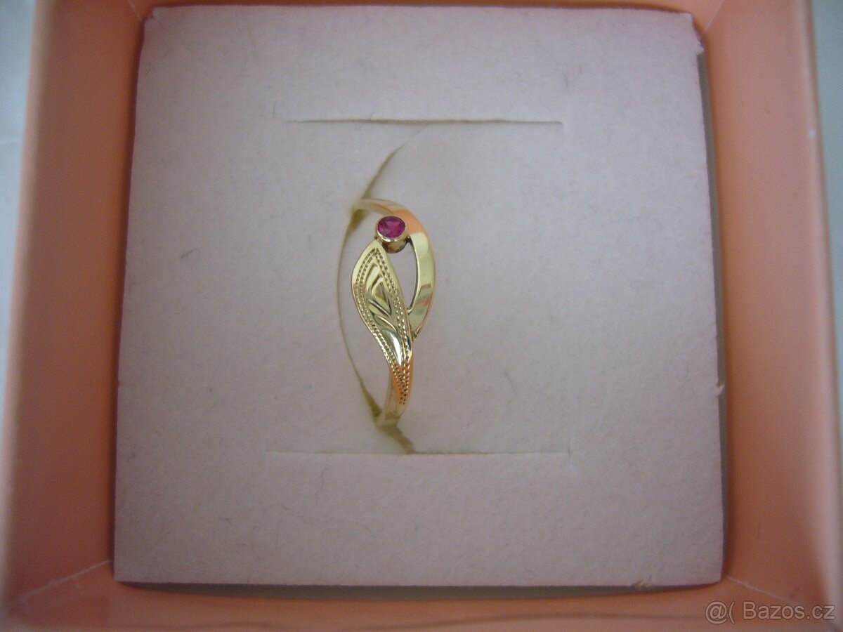 Prodám zlatý prstýnek s kamínkem - 3