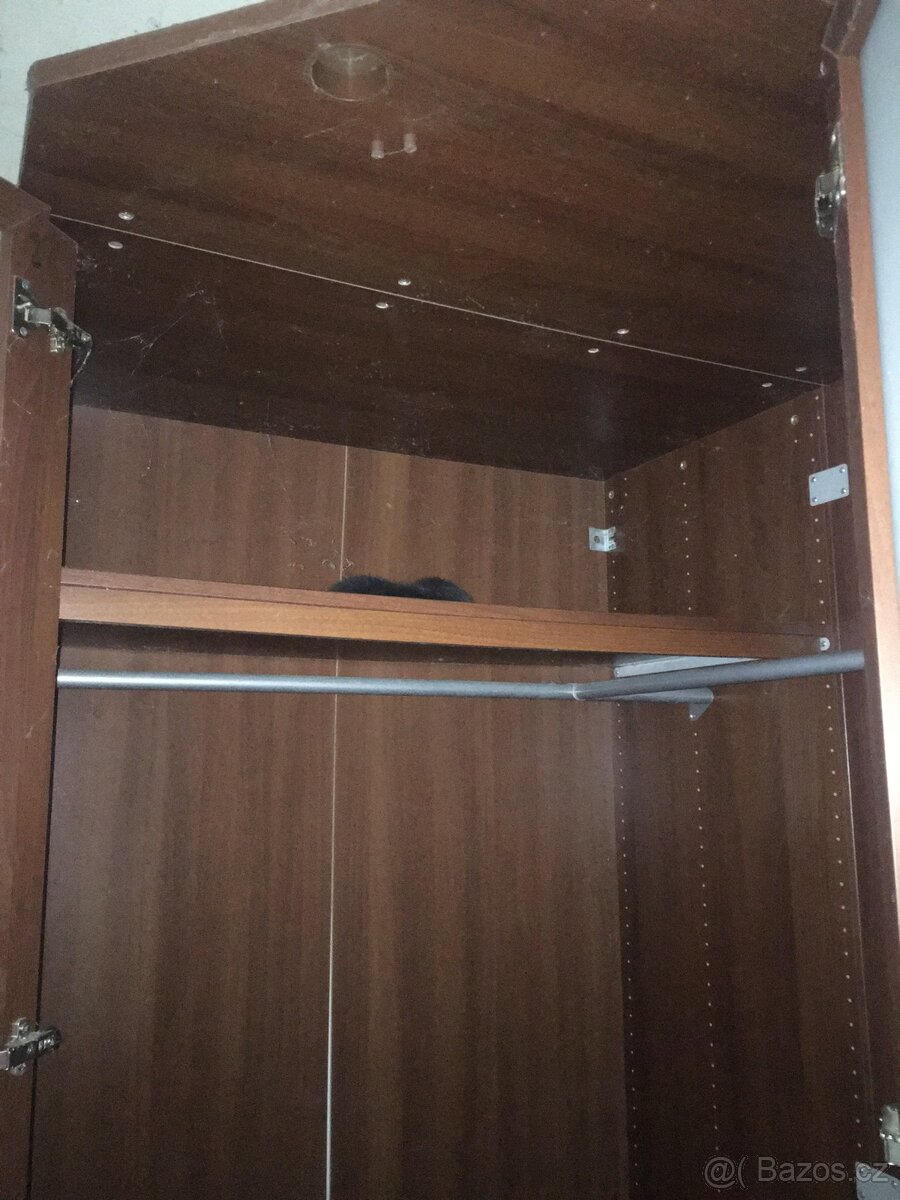 Rohová šatní skříň, IKEA Hopen. PC 10.000 Kč - 3