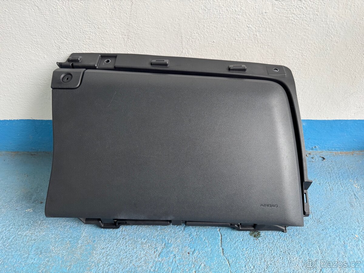 Přihrádka spolujezdce Ford Mustang 6. gen LHD - 3