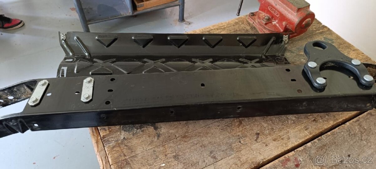 Prodám kompletní přední nárazník na Jeep Wrangler
