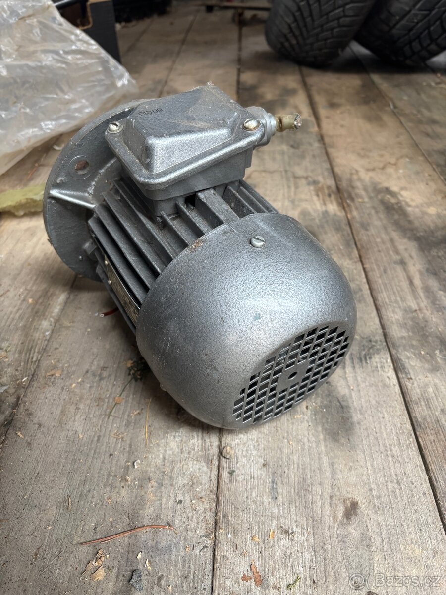 prirubovy asynchronní motor - 3