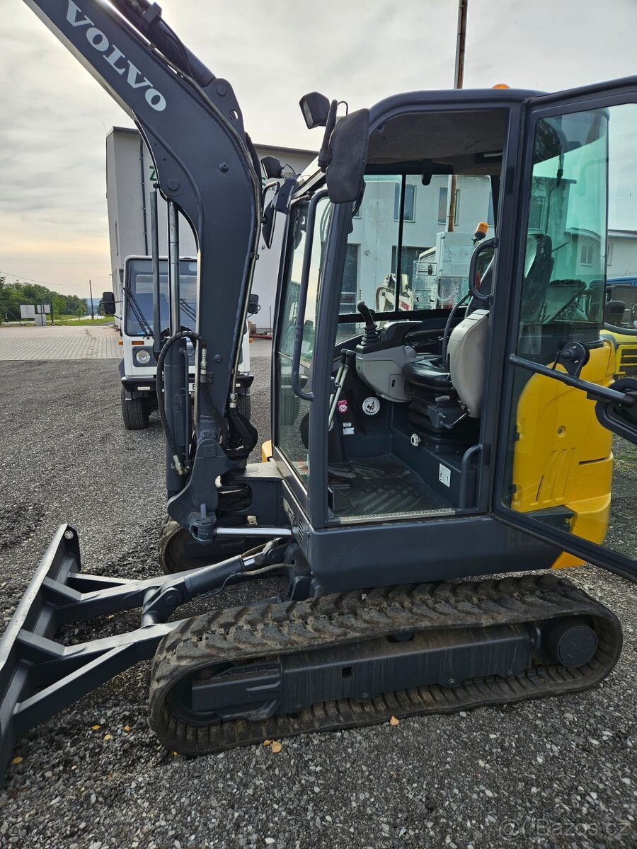 Bagr Volvo EC35C - 3