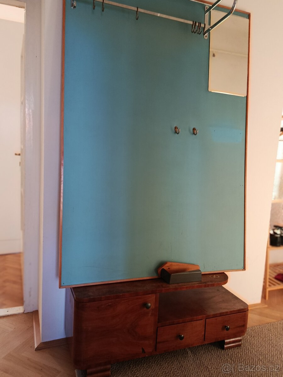 Retro věšákova stěna - 3