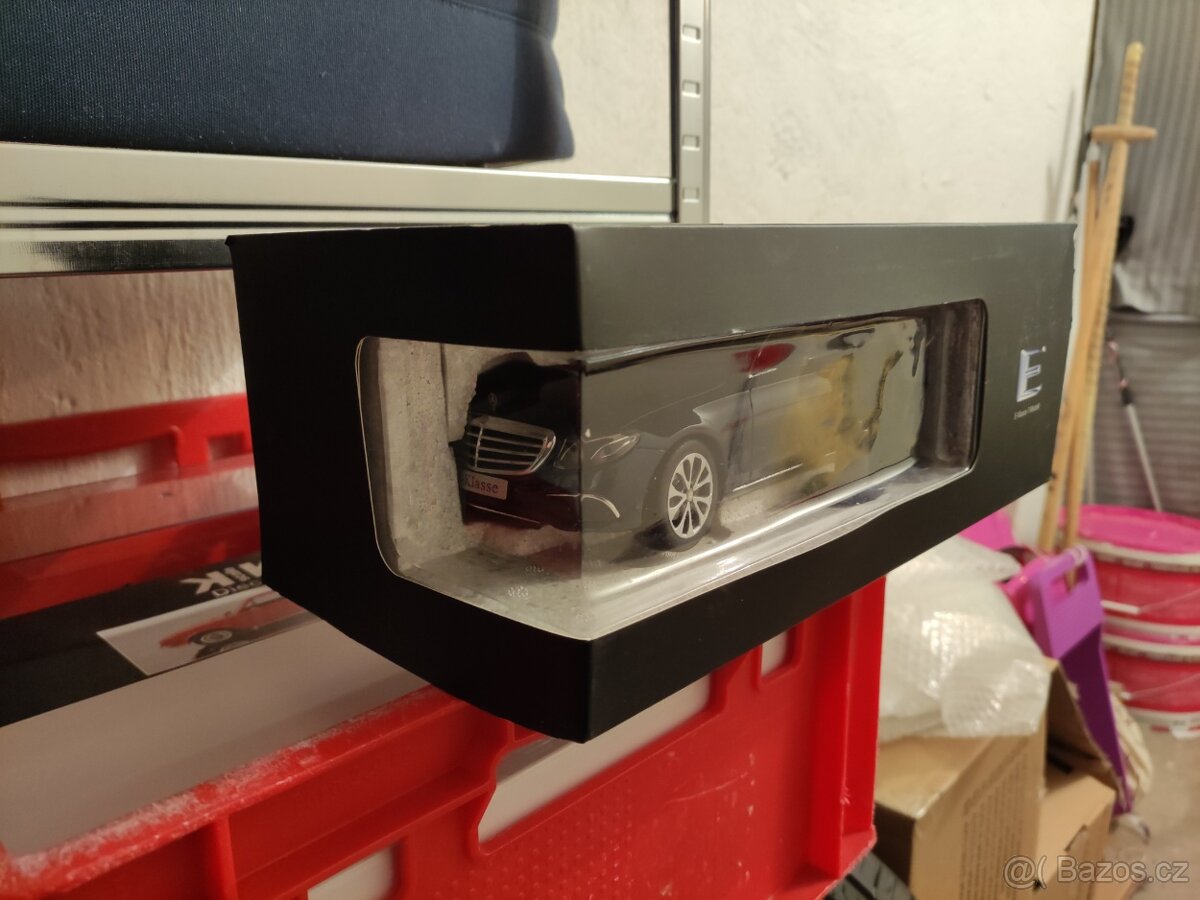 Mercedes-Benz E klasse 1:18 - 3