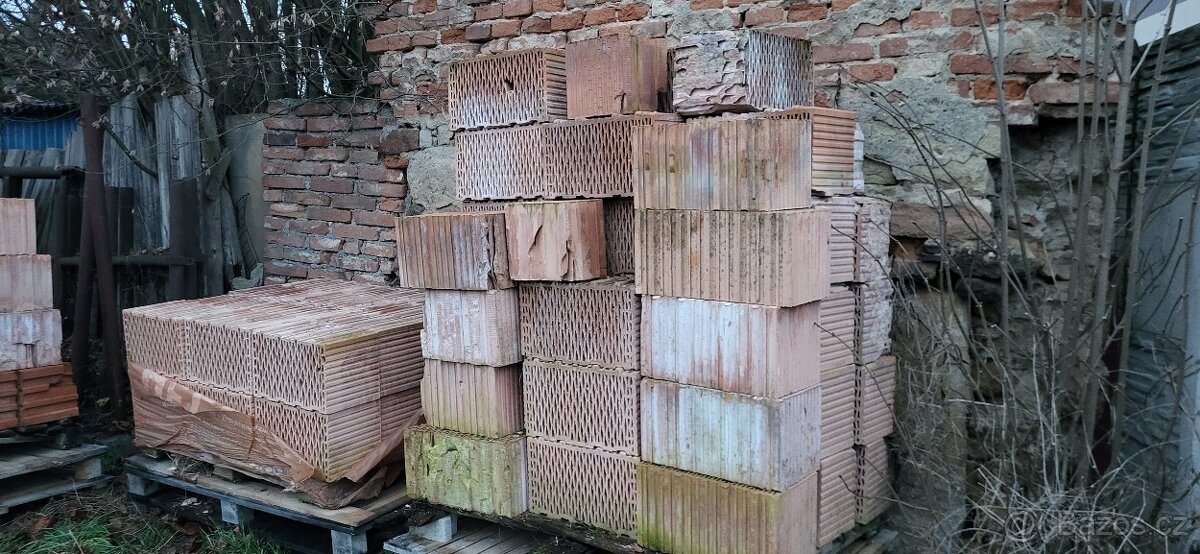 Prodám cihly bet.patky,str.panely,cihly,svody na okapy,pr.1 - 3