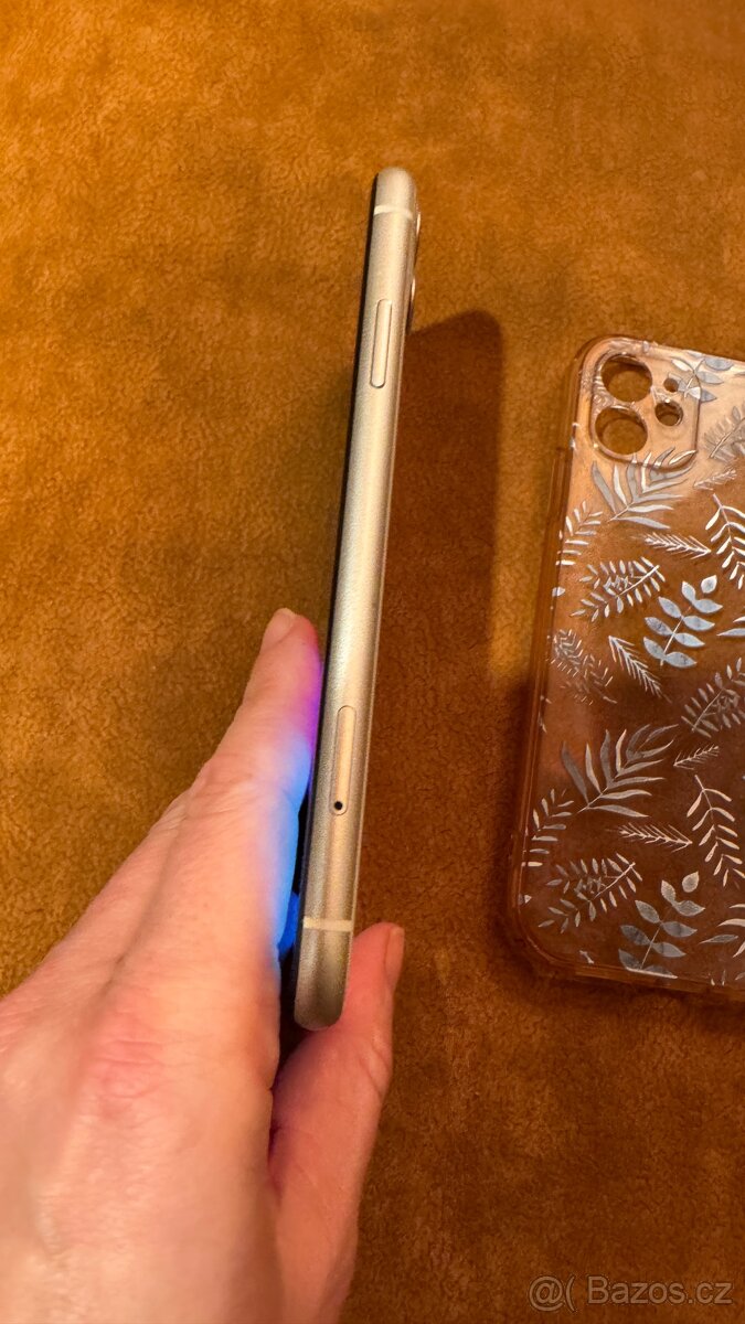 IPhone 11 64GB bily, pěkný stav - 3