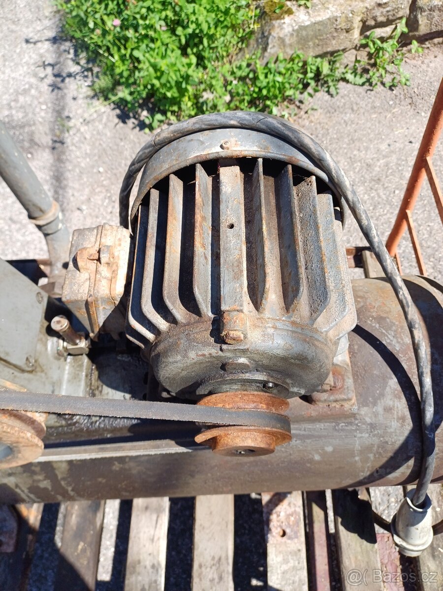 Stará vývěva k dojení - 3