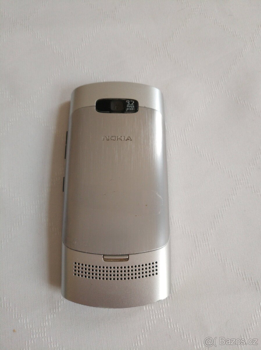Nokia Asha 303 s baterií a s nabíječkou - 3
