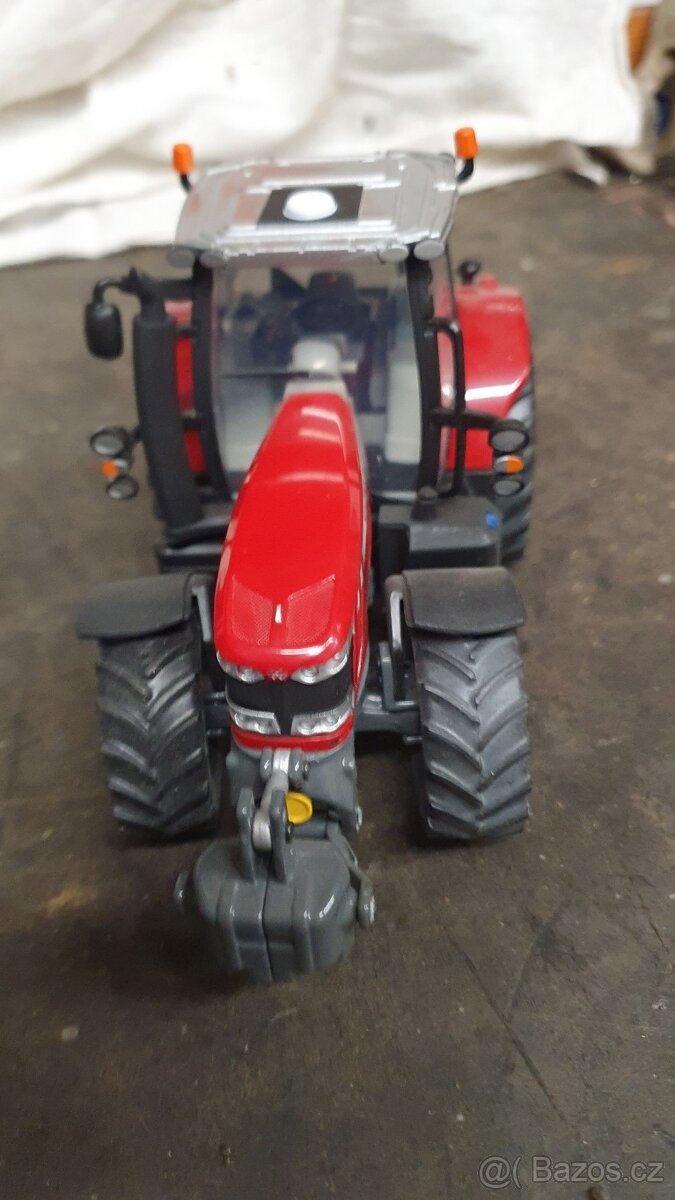 Model traktoru Massey ferguson 6613 1:32 - 3