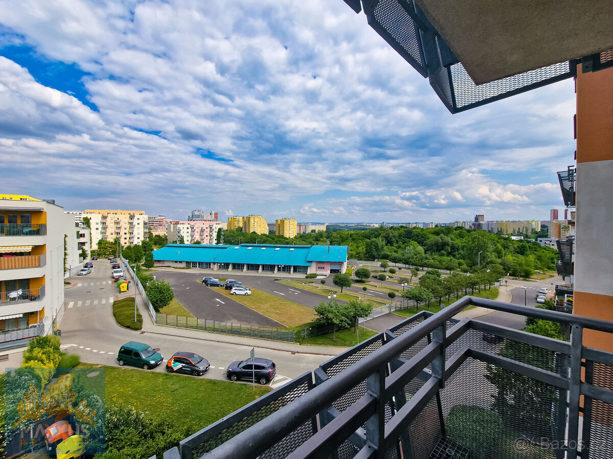 Pronájem světlého bytu 2+kk (52 m2) s balkonem, sklepem a GS - 3