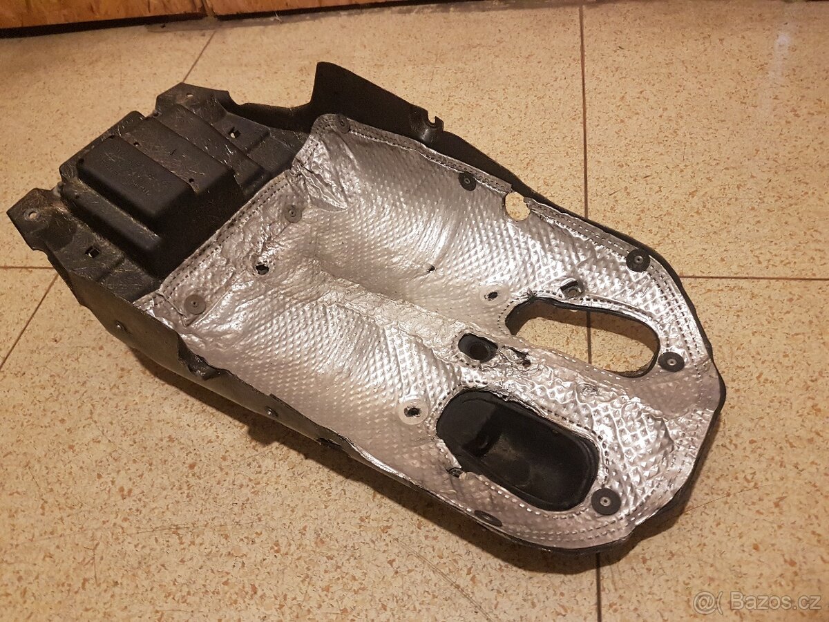 BMW R1100S kryt zadniho kola a vyfuku - 3