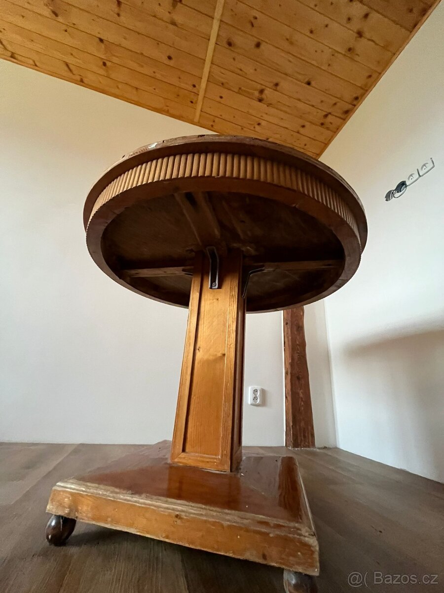 Dřevěný stůl a židle - 3