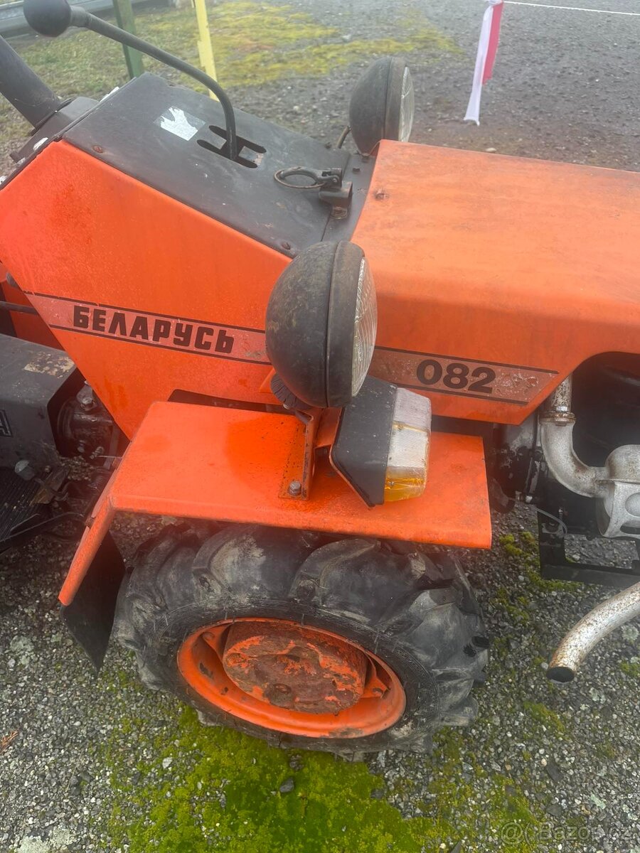 Traktor BELORUS 082 a příslušenství. - 3