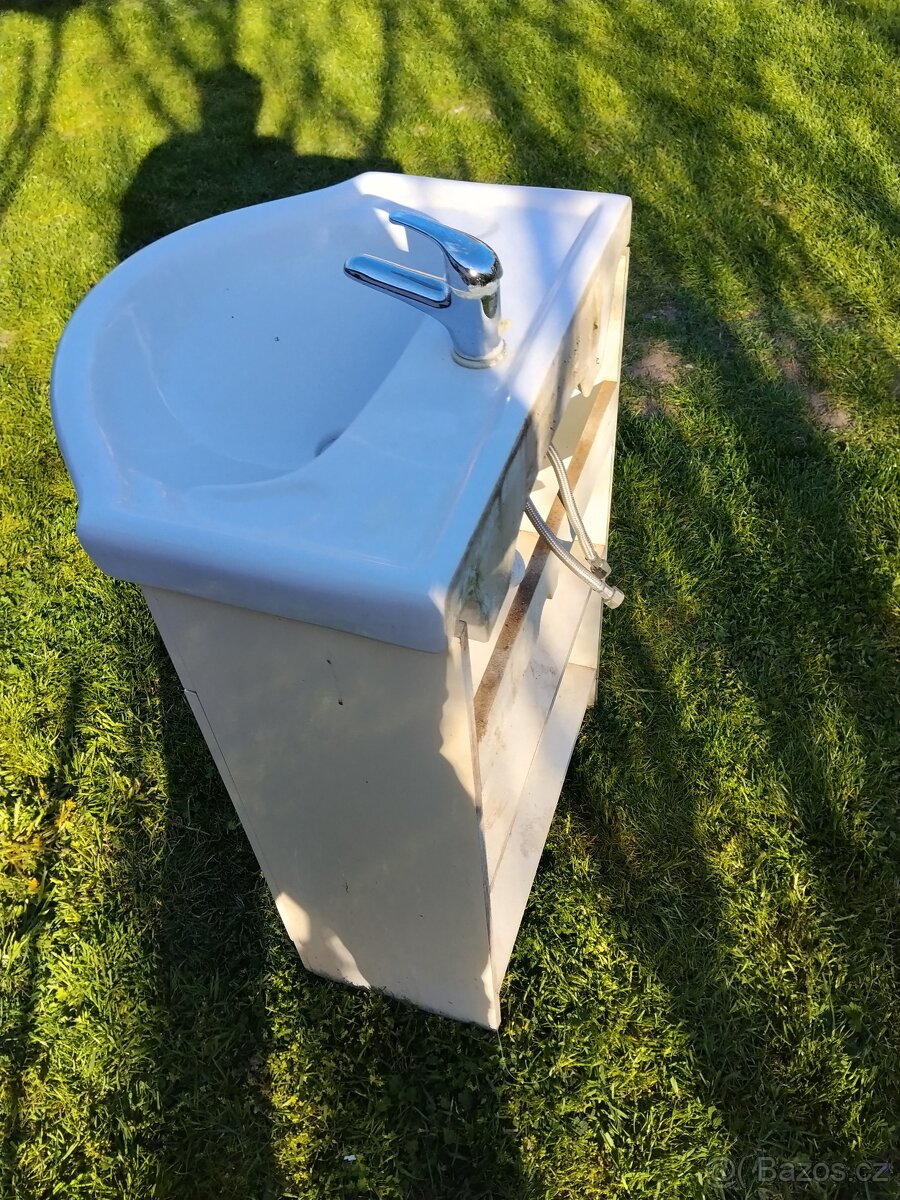 Koupelnová skříňka - 3