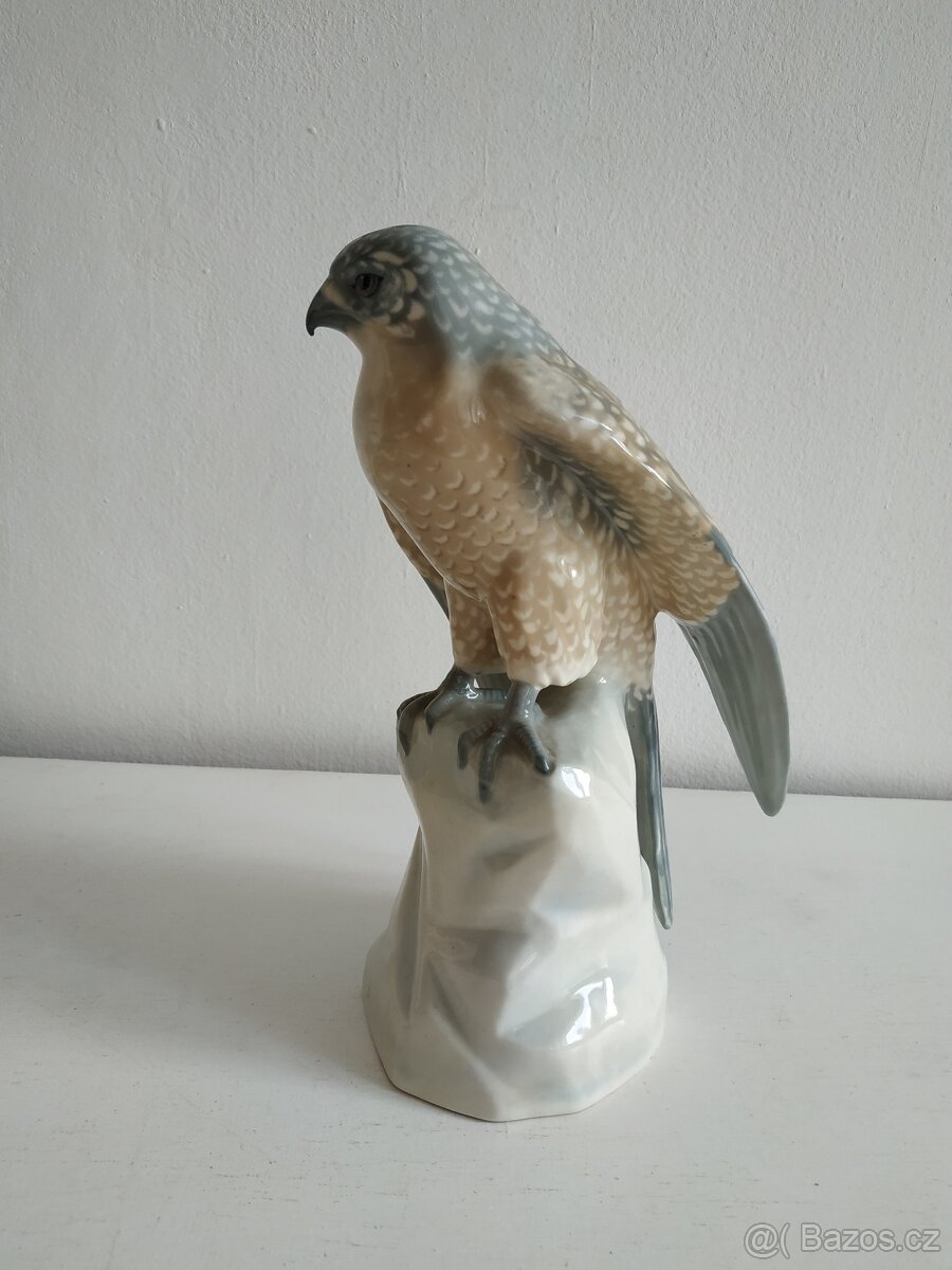 Porcelánová plastika sokola–Amphora Teplice,značení 832614 - 3