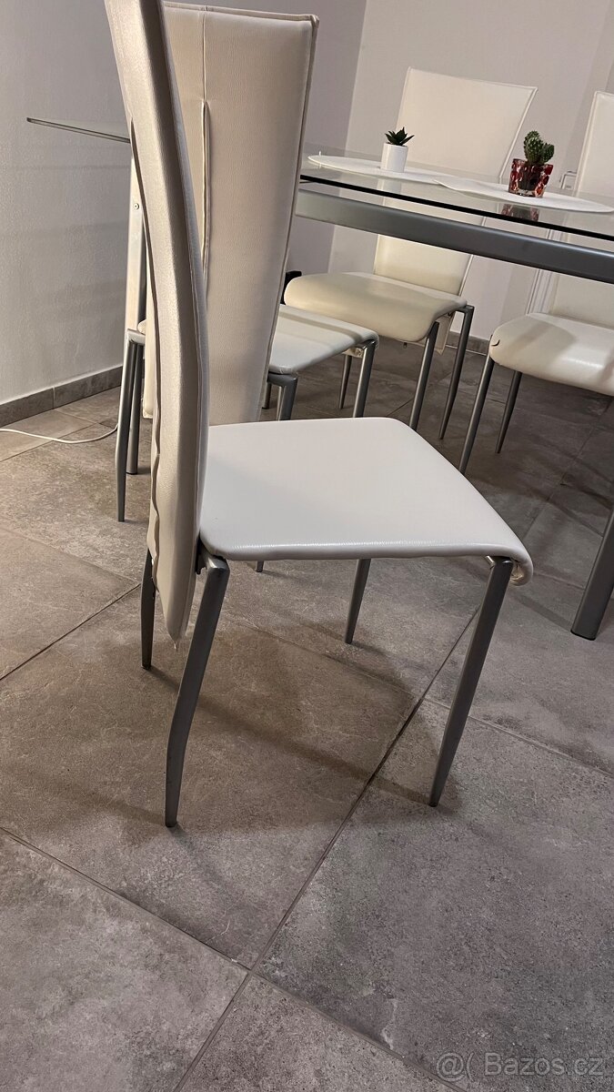 Jídelní skleněný stůl + stylové jídelní židle - 3