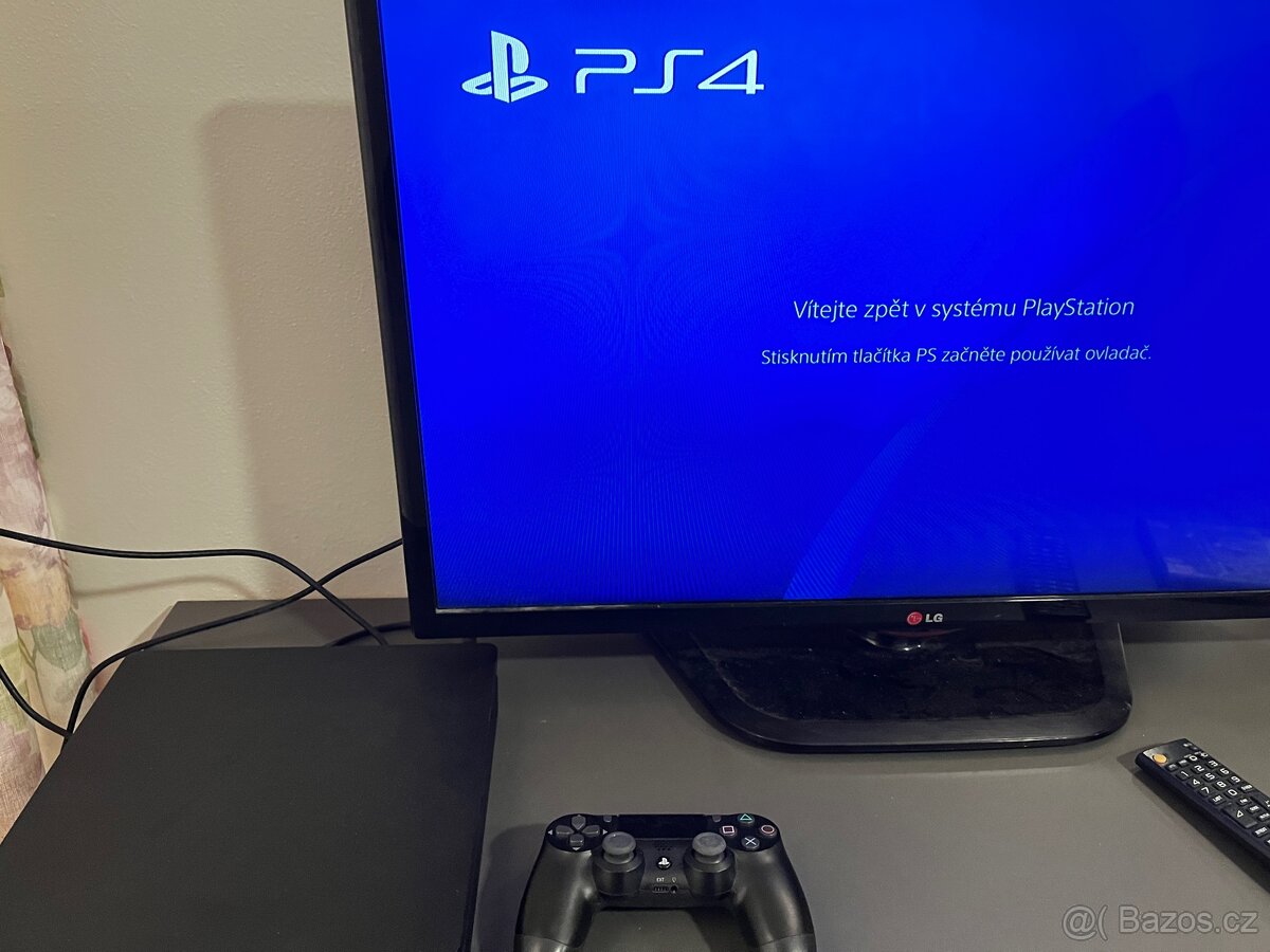 PlayStation 4 slim - 3