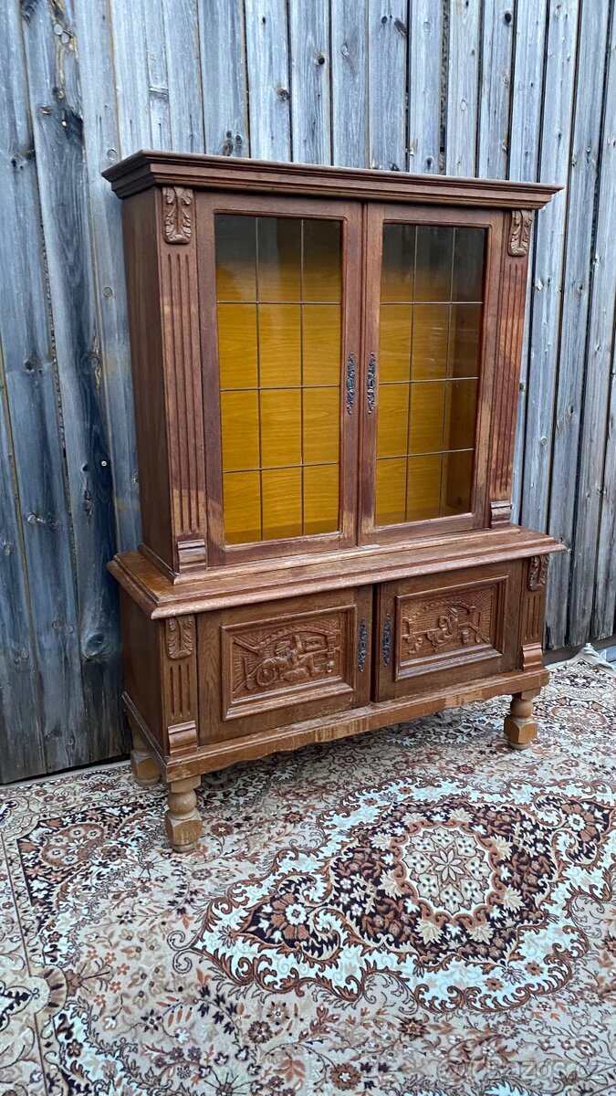 Vyřezávaná skříňka s vitrínou - 3