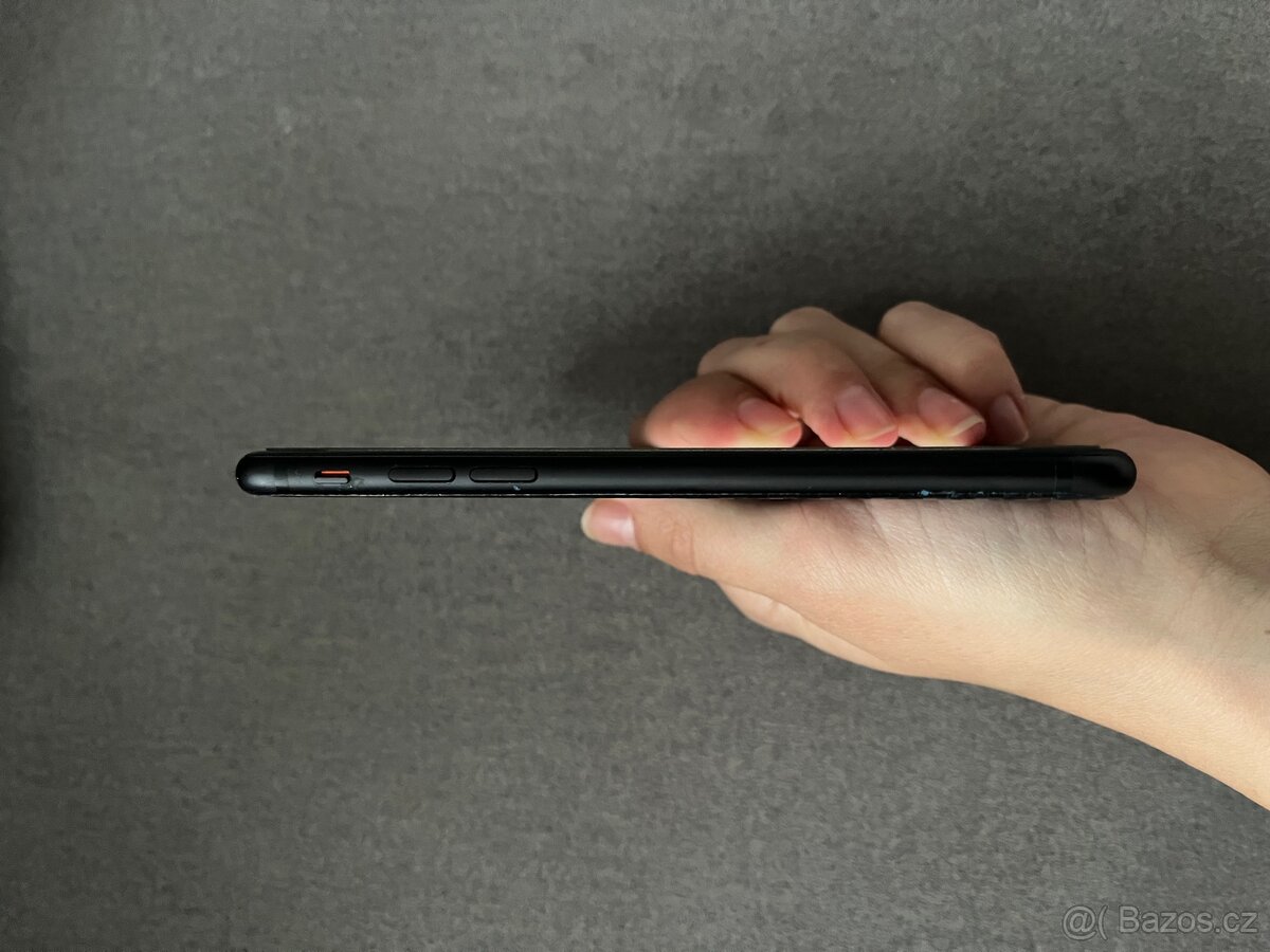 iPhone 7 - černý - 128 GB - 3