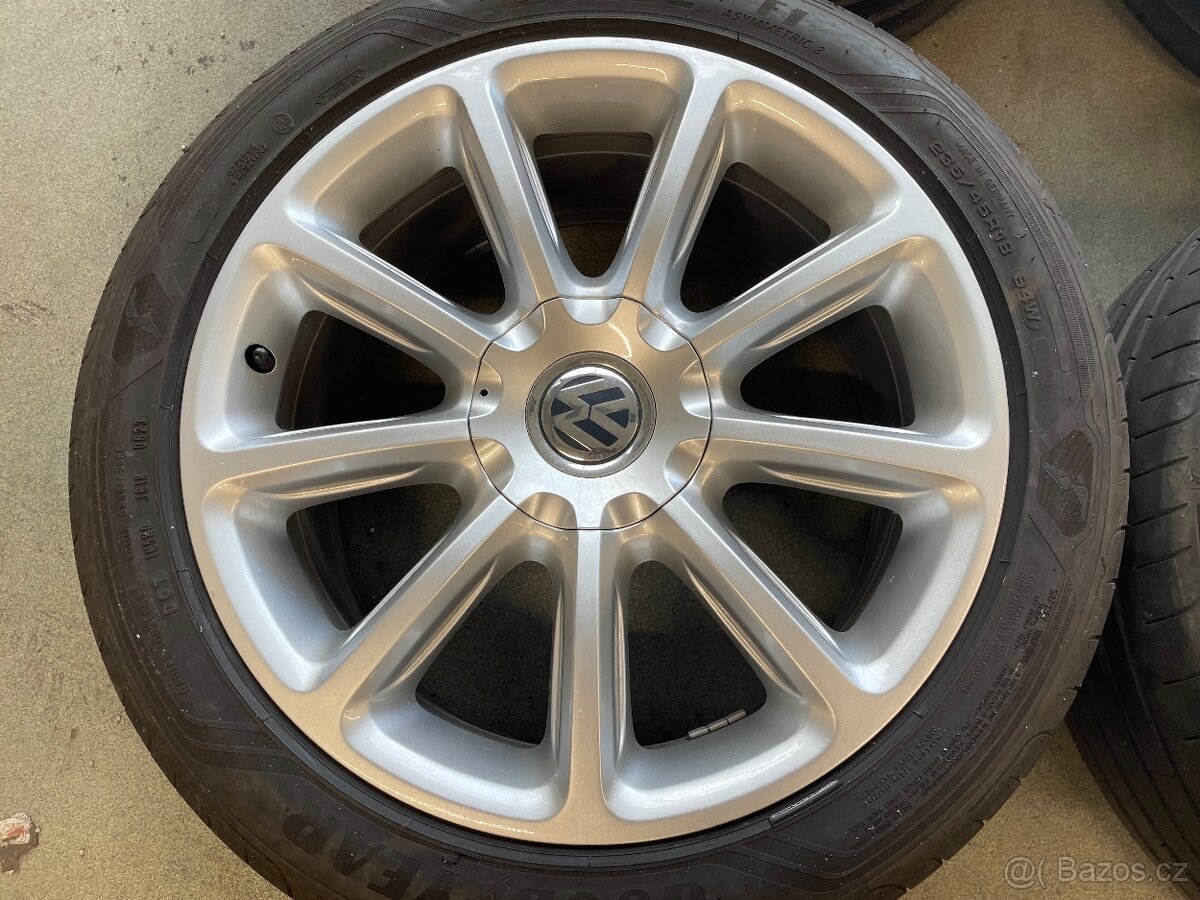 VW Passat B8 235/45/18 - 3
